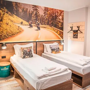 Hotel Three Dolphins With A Rooftop Terracе, Varna